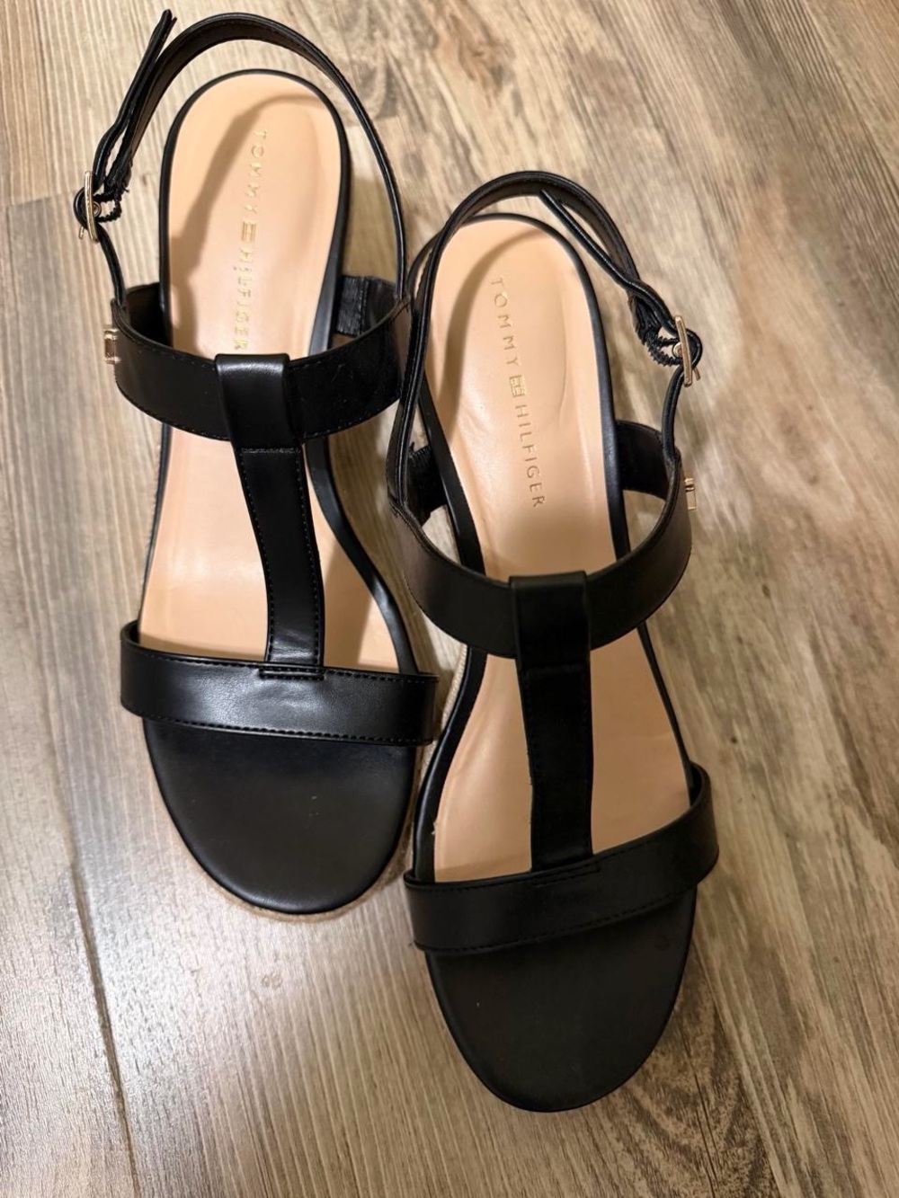 GUC. Tommy Hilfiger Women's Black T-Strap Leather Sandals Size 10